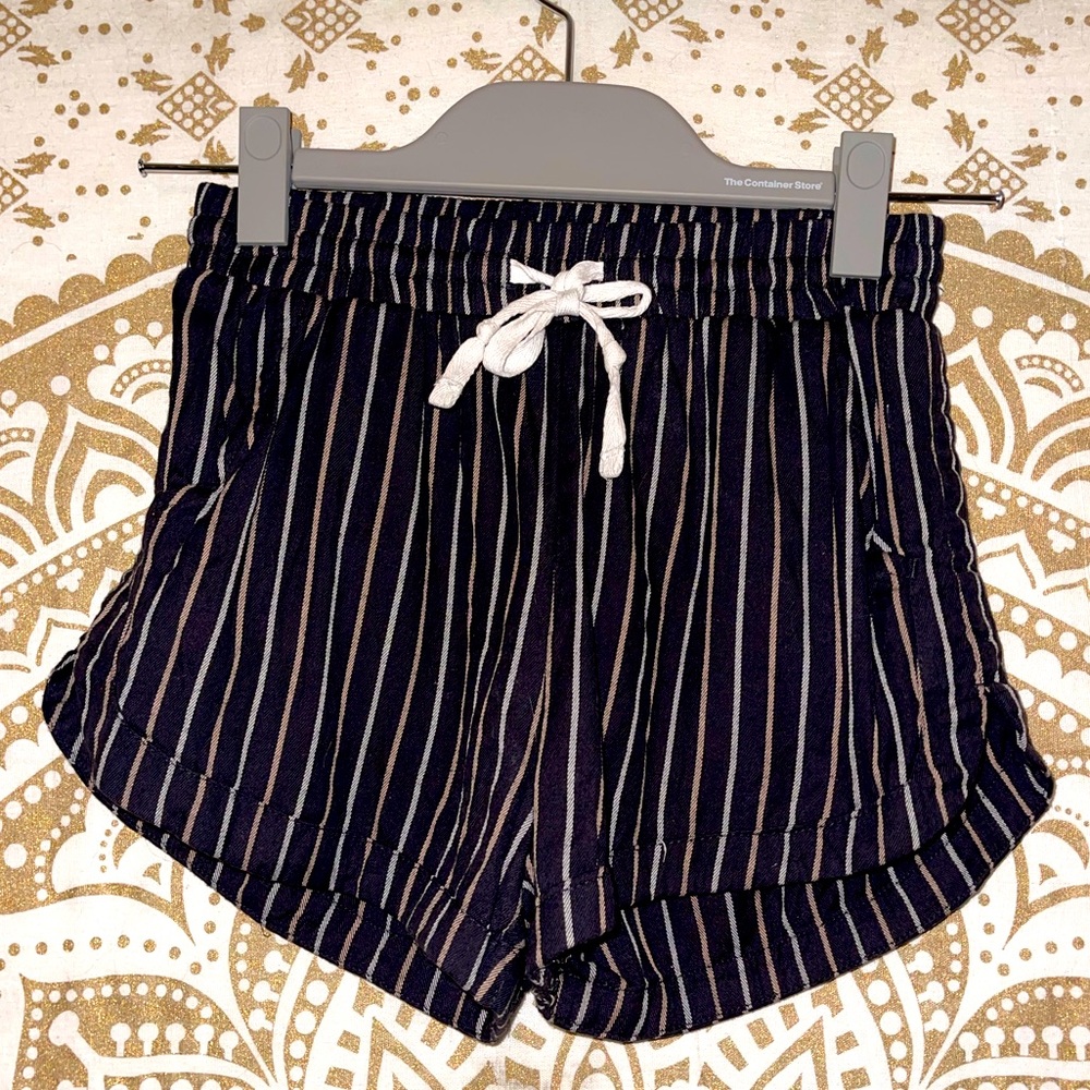 “BILLABONG” LADIES ADJUSTABLE STRIPED SHORTS WITH POCKETS & DRAW STRING, SIZE XS
